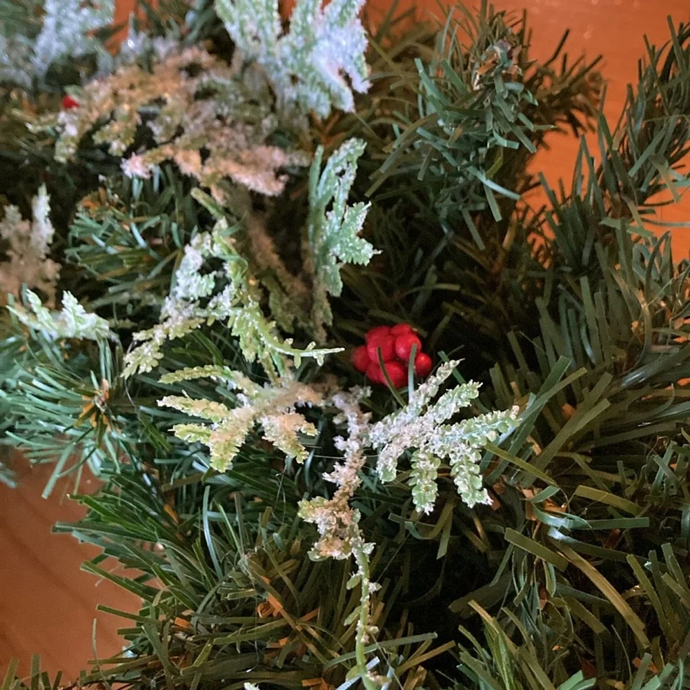 NEW Gorgeous Handmade Christmas Wreath, poinsettias, 22” wide